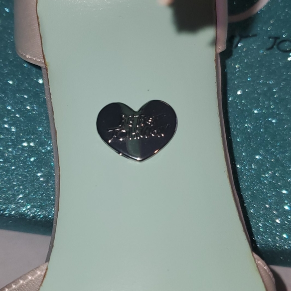 Shoes - Picture 5 of 8